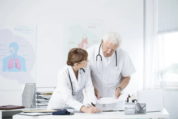 Cardiólogos discutiendo el caso del paciente — Foto de Stock