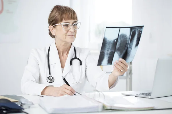Pulmonologist looking at X-ray picture — Stock Photo, Image