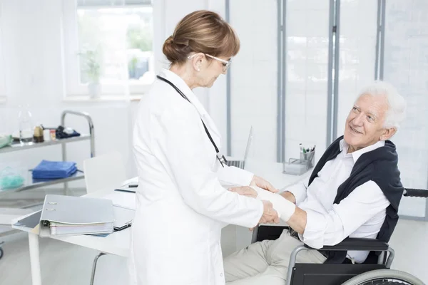 Patient grateful for fixing hand — Stock Photo, Image