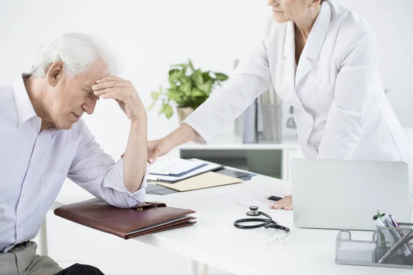 General doctor examining weak outpatient — Stock Photo, Image