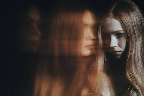 Молодая девушка с психическими проблемами
