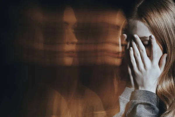 Chica joven con esquizofrenia llorando —  Fotos de Stock
