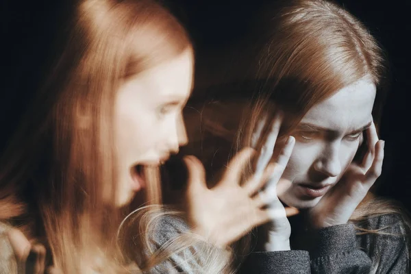 Menina com esquizofrenia cobrindo orelhas — Fotografia de Stock
