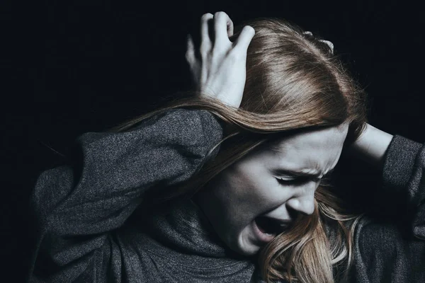 Кричащая женщина с галлюцинациями — стоковое фото