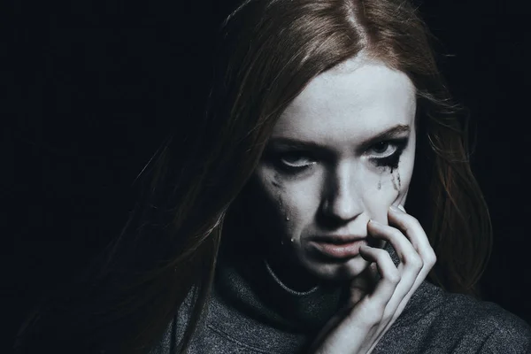 Молода жінка плаче — стокове фото
