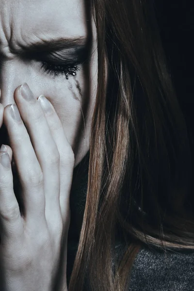 Vrouw met vlekkerig make-up — Stockfoto