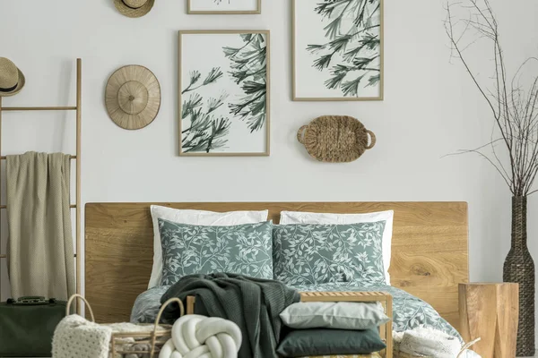 Chapéu e cesta acima da cama — Fotografia de Stock