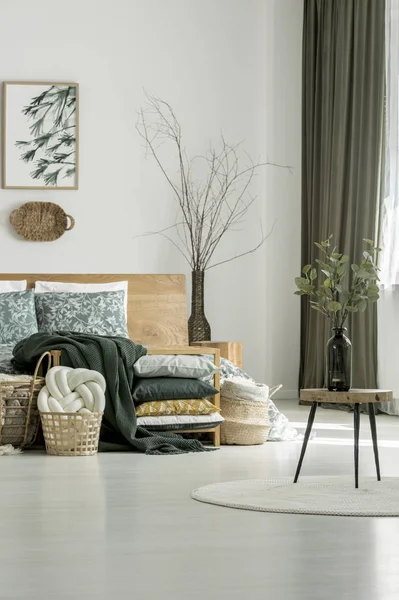 Tabouret en bois dans la chambre à coucher olive — Photo