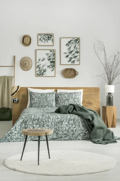 Tabouret et souvenirs dans la chambre — Photo