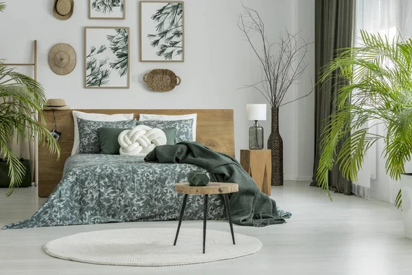 Round carpet in green bedroom — Stock Photo, Image