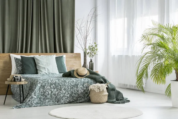 King size-säng i oliv sovrum — Stockfoto