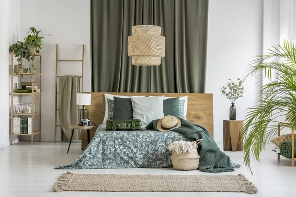 Tkaniny z oliwek w sypialni — Zdjęcie stockowe