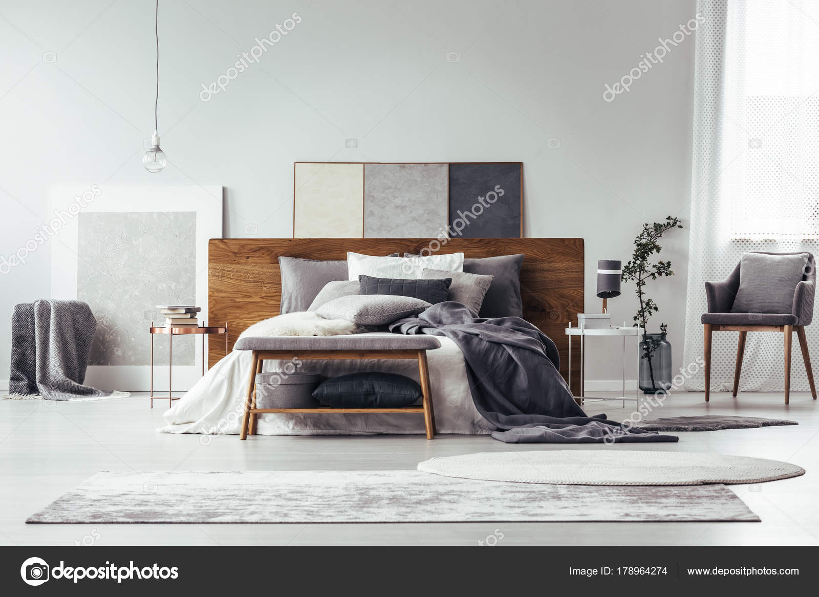 Camera da letto grigio con pittura semplice — Foto Stock ... Camera da letto grigio con pittura semplice — Foto Stock ...