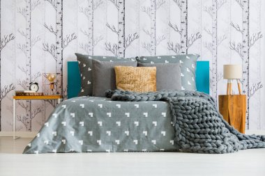 Başucu lambaları tablolarla