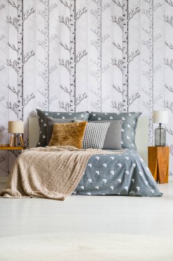 Orman parlak yatak odasında duvar kağıdı