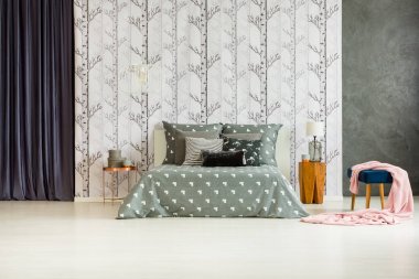 Orman motifi ile ferah yatak odası