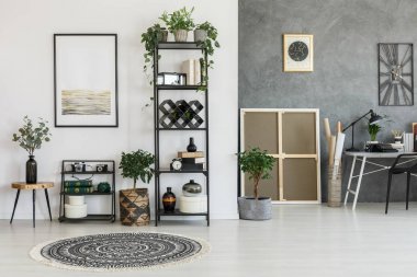 Odasında yuvarlak desenli halı