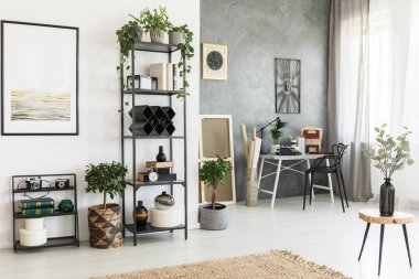 Çalışma alanında aydınlık oturma odası