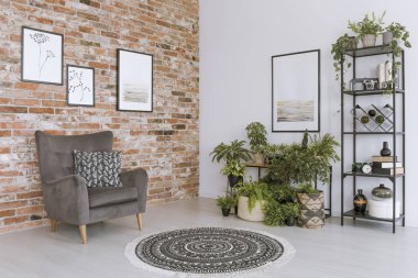 Gri tekli yatak odası