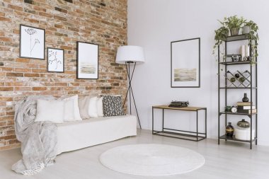 Oturma odasında beyaz kanepe