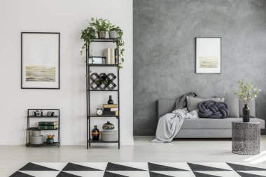 Beton duvar ile oturma odası