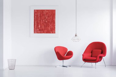 Odadaki modern kırmızı koltuklar
