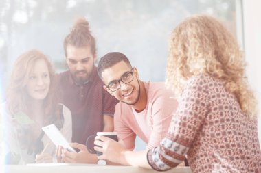 Arkadaş mola sırasında