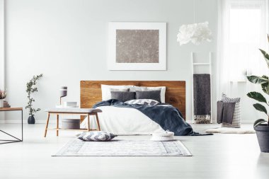 Gri resmi bulunan bir rahiplik ferah yatak odası