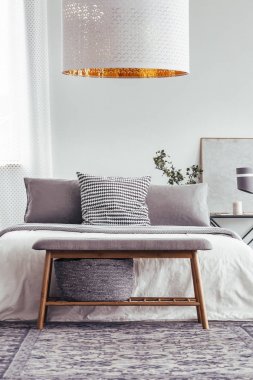 Tasarımcı yatak odasında ahşap Bank