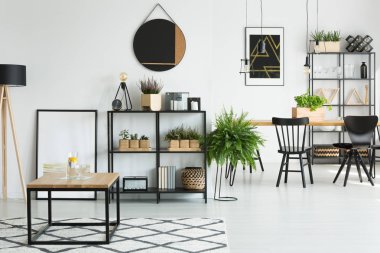 Geniş odasında yuvarlak ayna