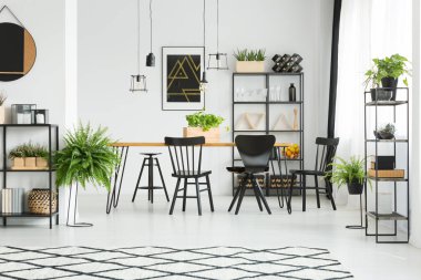 Beyaz geniş yemek odası