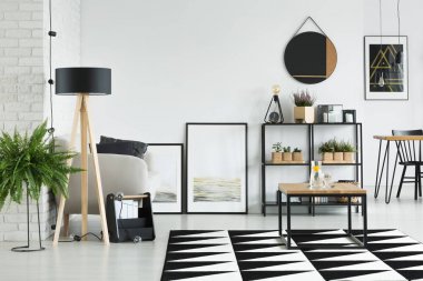 Oturma odasında ahşap lamba