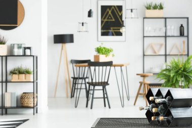 Raf şarap şişeleri için