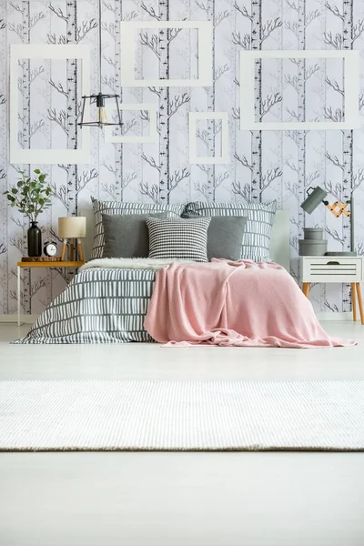 Pink coverlet di tempat tidur — Stok Foto