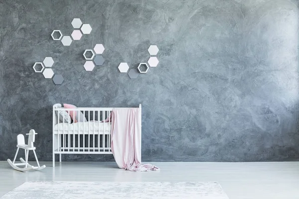 Baby's kamer met honingraten grijs — Stockfoto