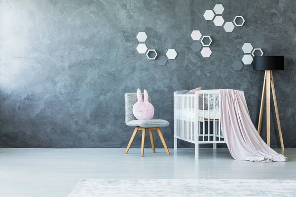 Cuna blanca en la habitación del bebé —  Fotos de Stock