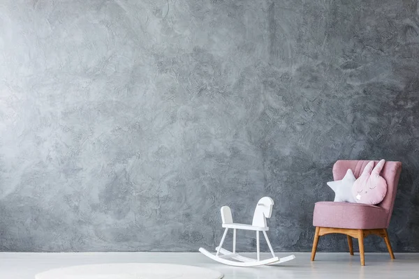 Розовое кресло в детской комнате — стоковое фото