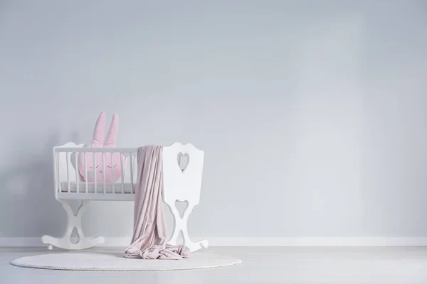 Quarto do bebê branco com berço — Fotografia de Stock