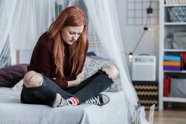 Mladá dívka s bolest žaludku — Stock fotografie