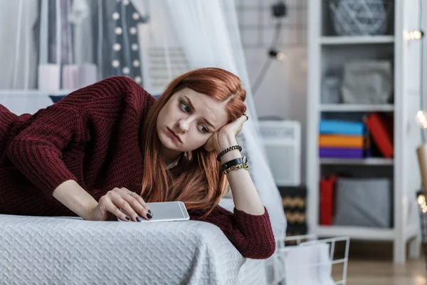 Adolescente triste con teléfono inteligente —  Fotos de Stock