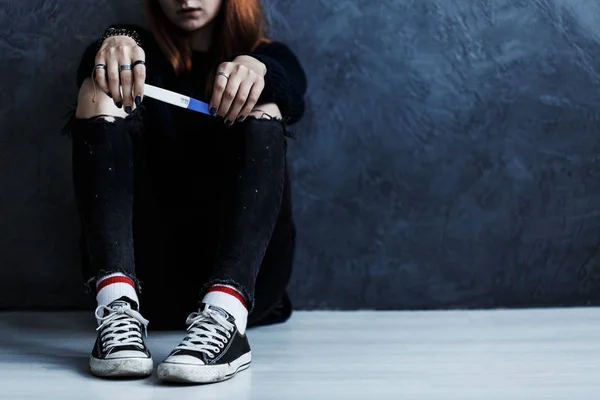 Teenager with pregnancy test — Stock Photo, Image