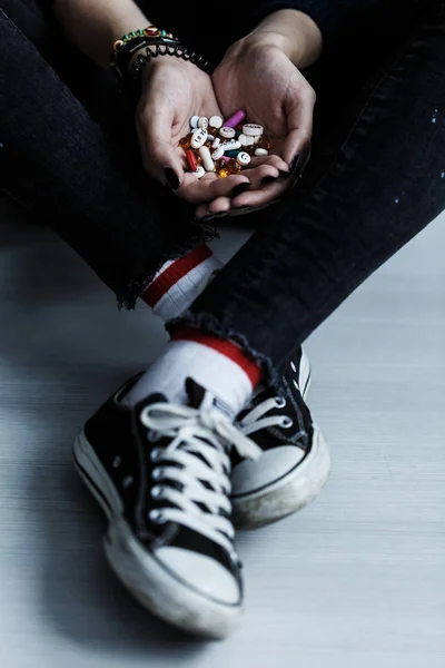 Adolescente sosteniendo con pastillas — Foto de Stock
