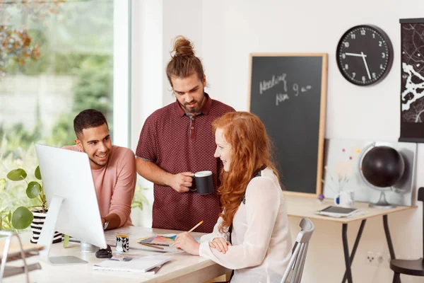 Colaboradores trabajando en proyecto — Foto de Stock