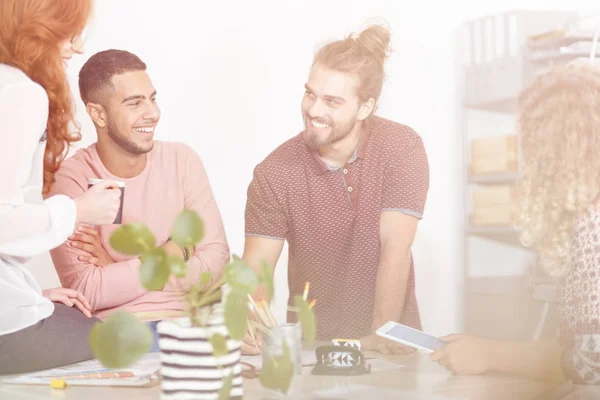 Compañeros de trabajo haciendo una lluvia de ideas juntos — Foto de Stock