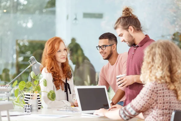 Arbetstagare på reklambyrå — Stockfoto