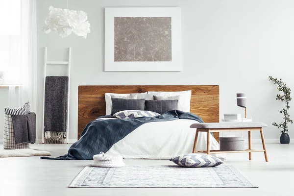 Zilveren schilderij in designer slaapkamer — Stockfoto