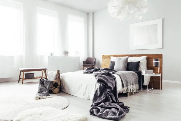 Kingsize bed in de slaapkamer — Stockfoto