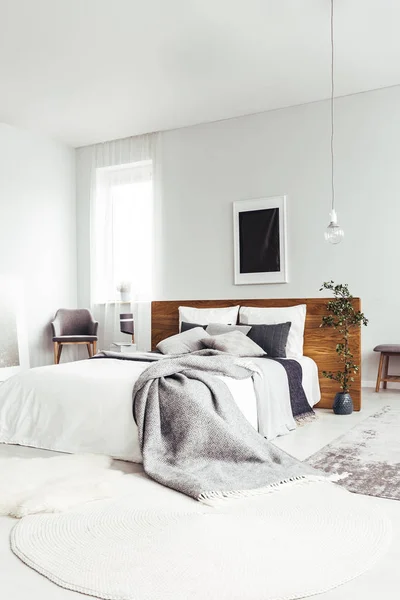 Geräumiges helles Schlafzimmer mit Poster — Stockfoto