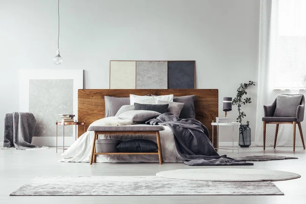 Grijze slaapkamer met eenvoudige schilderij — Stockfoto
