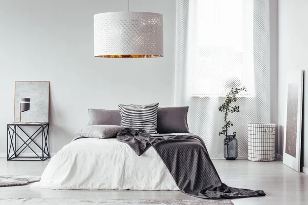 Dormitorio de diseño con lámpara blanca — Foto de Stock